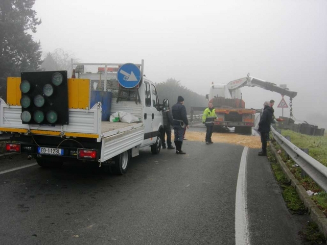 Camion perde carico di 15 quintaliValassina, caos fino a mezzogiorno