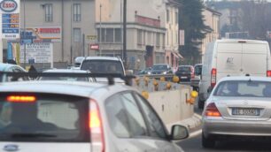 Viale Lombardia a corsia unicaMonza, traffico ancora nei limiti