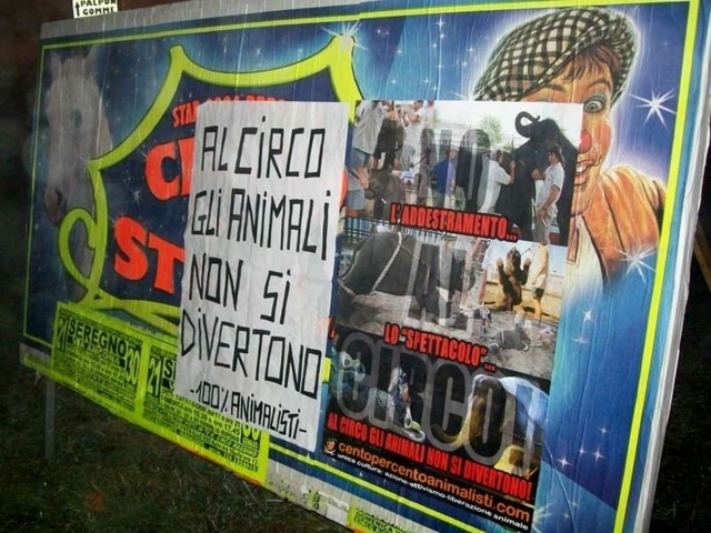 Seregno: animalisti in azione”Oscurate” locandine del circo