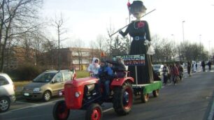 Giussano, al corteo delle Giubianei cittadini sfidano anche il freddo