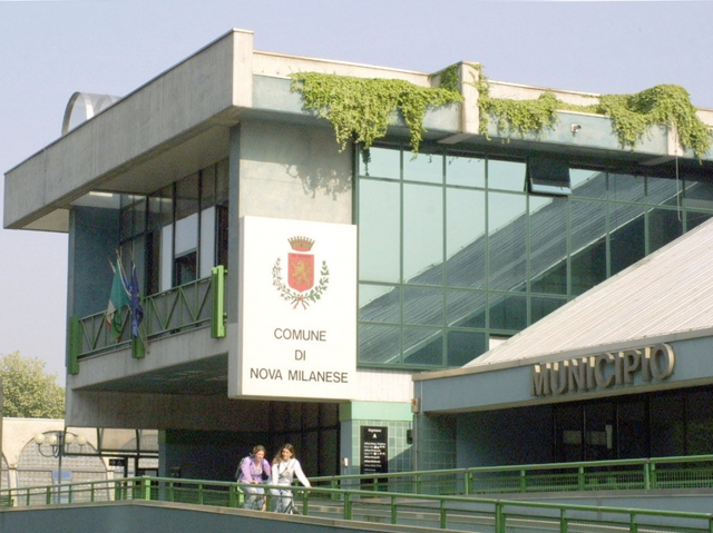 Nova, arresto cardiocircolatoriodavanti al municipio: è grave