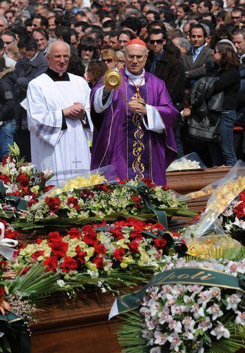 Terremoto, in 5mila ai funeraliBerlusconi: non vi lasceremo soli