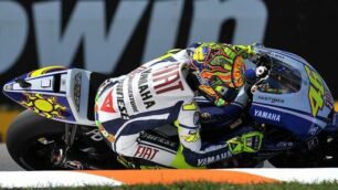 Lorenzo cade, Rossi trionfaIl Mondiale è sempre più vicino