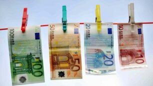Aicurzio taglia i fondi alla scuolaIl preside tassa i genitori: 25 euro