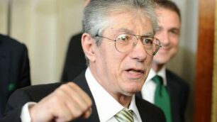 Mariani sul palco, Bossi spara:«Via Monti o cade la Lombardia»