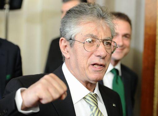 Mariani sul palco, Bossi spara:«Via Monti o cade la Lombardia»