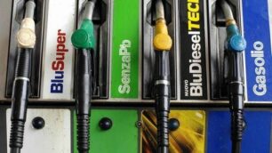 La benzina sfonda quota 2 euroRecord, rabbia dei consumatori