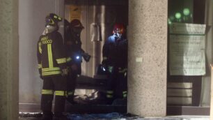 Attentato ai vigili di VillasantaFiamme al comando nella notte