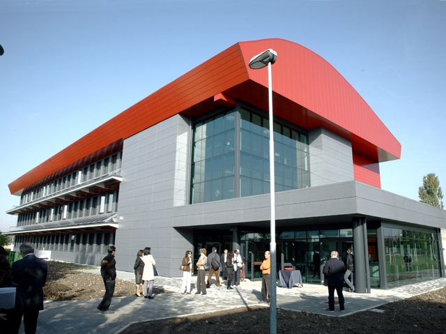 Desio, studente del liceo Majoranaminaccia di buttarsi dalla finestra