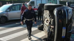 Desio: incidente, auto si ribaltaa bordo un bambino di sette mesi