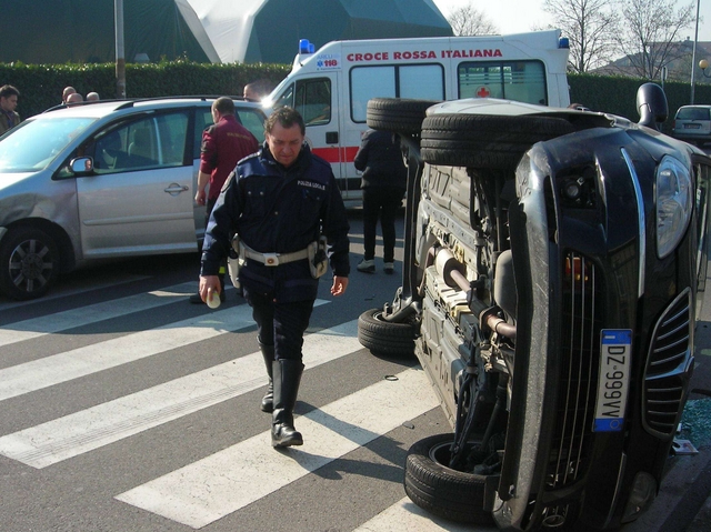 Desio: incidente, auto si ribaltaa bordo un bambino di sette mesi