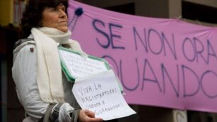Donne in piazza contro il premierTrecento persone anche ad Arcore