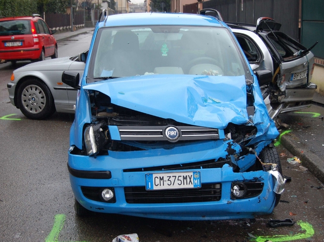 Desio, per evitare le «voragini»si schianta contro auto in sosta