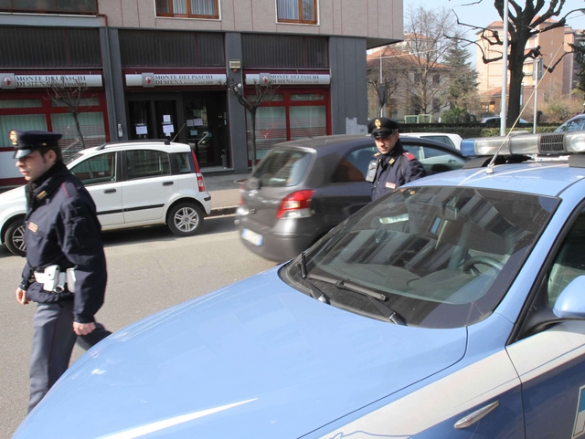 Monza, con il taglierino rapinala banca: bottino seimila euro