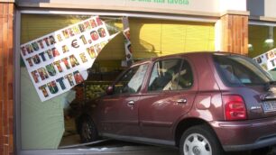 Auto sbanda e sfonda la vetrataDesio, tragedia sfiorata al super