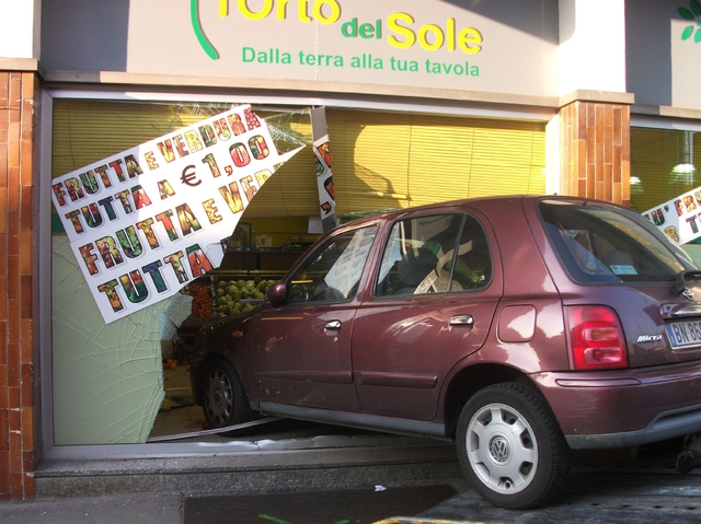 Auto sbanda e sfonda la vetrataDesio, tragedia sfiorata al super