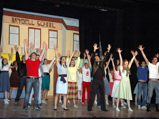 Lissone, replica all’Excelsior:in scena “Amori e brillantina”