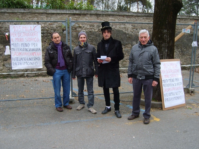 Carate: Villa Cusani, è protestaper l’abbattimento del muro