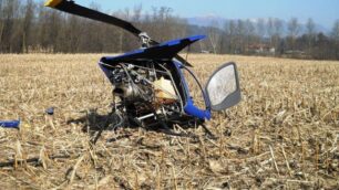 Briosco, cade elicottero in avaria:il pilota si salva per miracolo