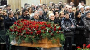 Una folla ai funerali mister FlouIl figlio: «Papà, ora puoi riposarti»