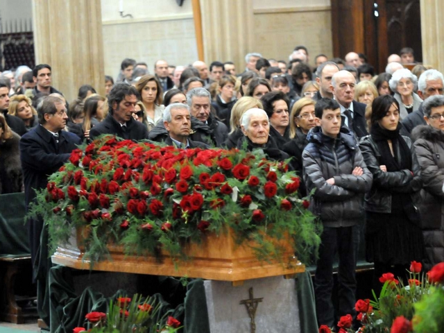 Una folla ai funerali mister FlouIl figlio: «Papà, ora puoi riposarti»