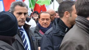 Arcore, la polizia protesta ancoraBerlusconi esce e parla agli agenti