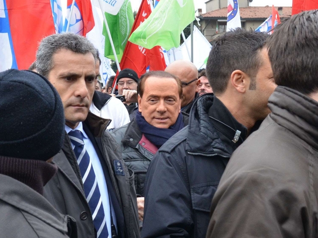 Arcore, la polizia protesta ancoraBerlusconi esce e parla agli agenti