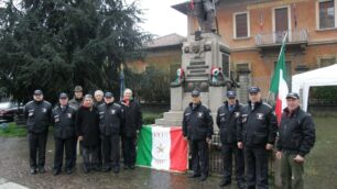 Lesmo: sindaco anti tricolore,ma in piazza c’è la bandiera