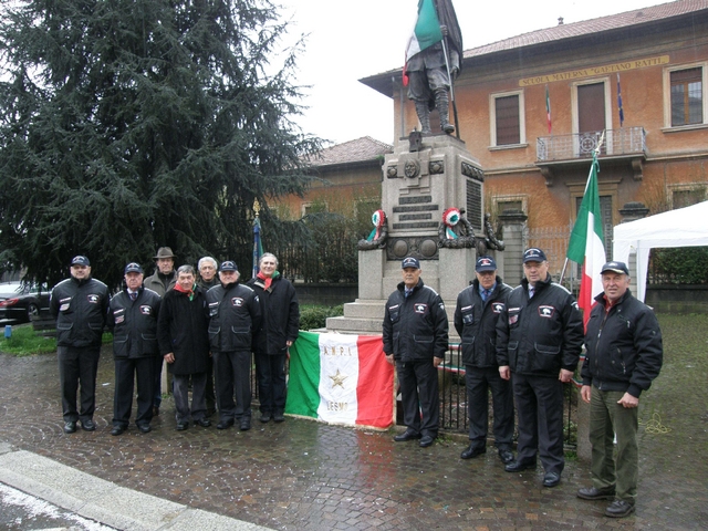 Lesmo: sindaco anti tricolore,ma in piazza c’è la bandiera