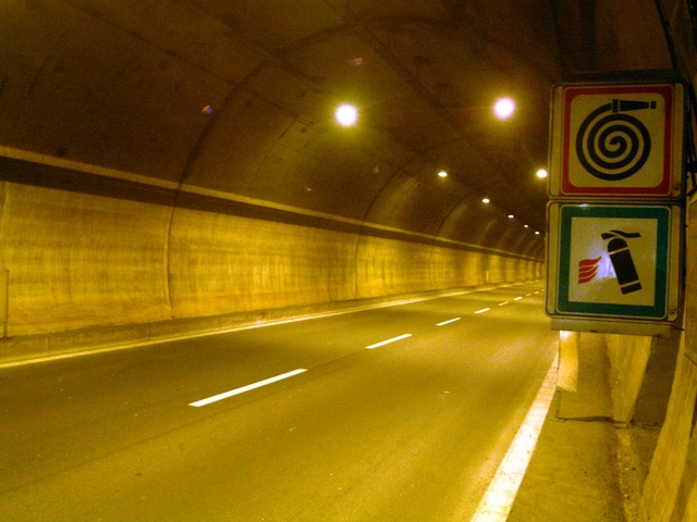 Picchiano giussanese e lo rapinanoFermati nel traforo del Barro