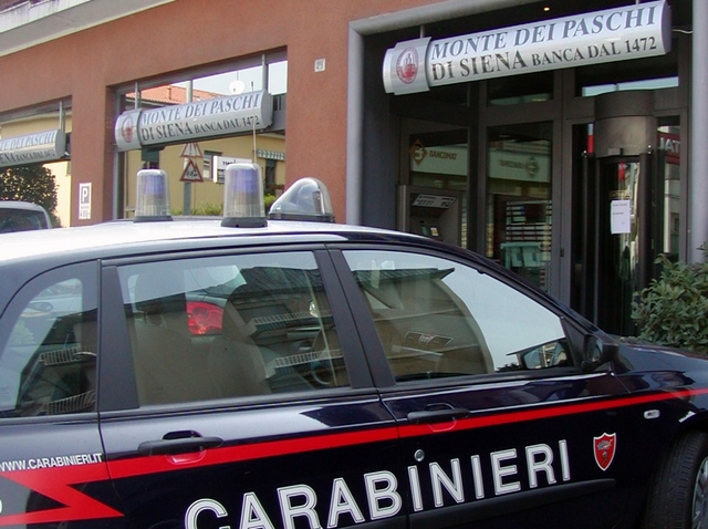 Rapina in banca a Paderno Volto scoperto, via 5mila euro