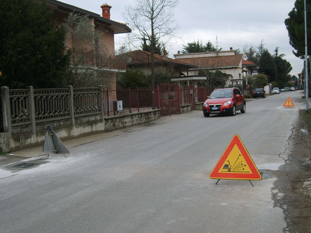I ladri di tombini anche a CarateMa una telecamera li immortala