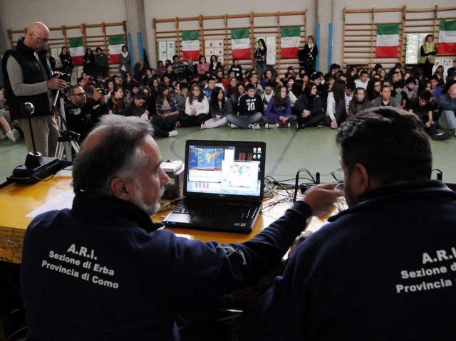 Verano, collegamento con le stelleStudenti a colloquio con Nespoli