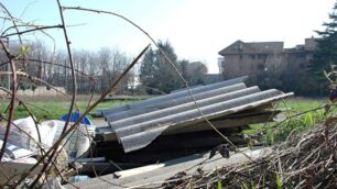 Lissone, allarme eternitUna ”discarica” in zona mercato