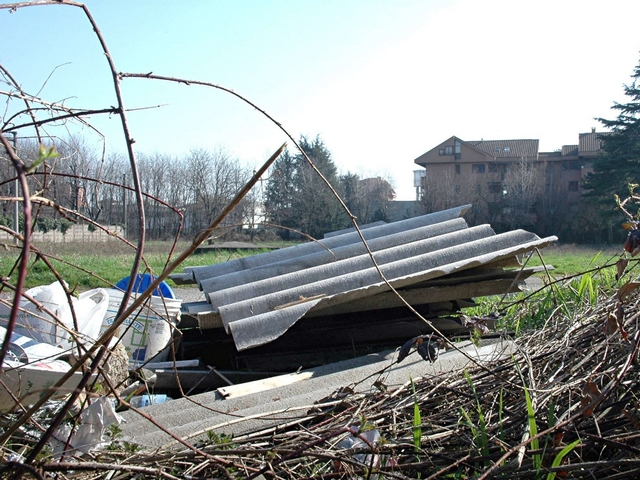 Lissone, allarme eternitUna ”discarica” in zona mercato