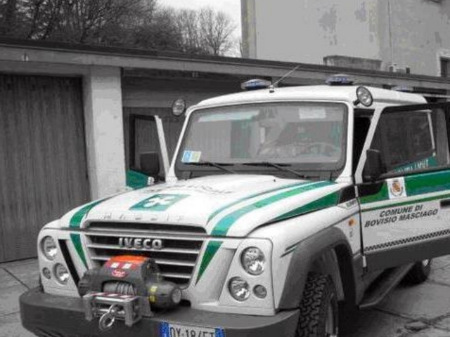 Bovisio, non si trattiene piùFa pipì in strada: multa salata