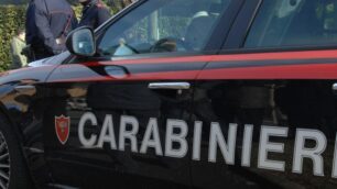 Agrate: auto in fiamme all’incrocioCarabinieri fanno i vigili del fuoco