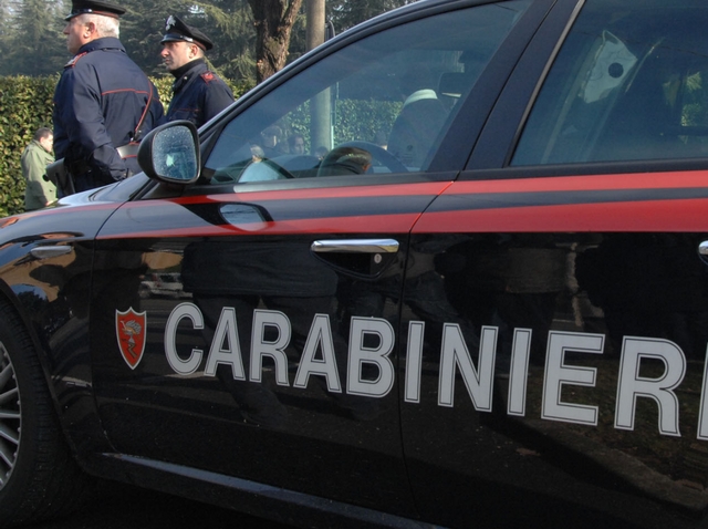 Agrate: auto in fiamme all’incrocioCarabinieri fanno i vigili del fuoco