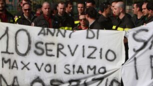 Arcore, presidio a casa BerlusconiVigili del fuoco contro i tagli