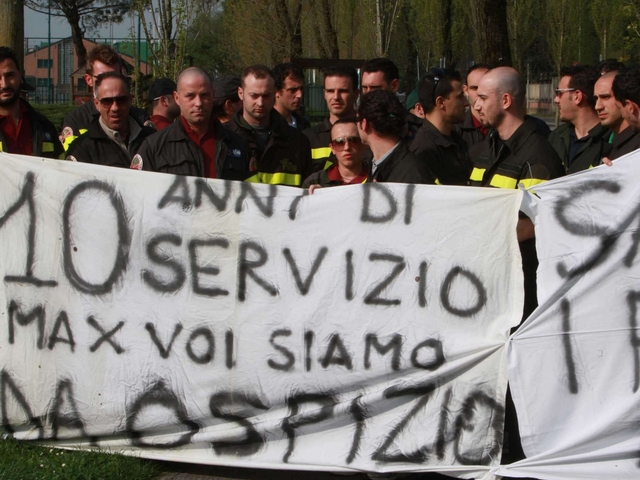 Arcore, presidio a casa BerlusconiVigili del fuoco contro i tagli