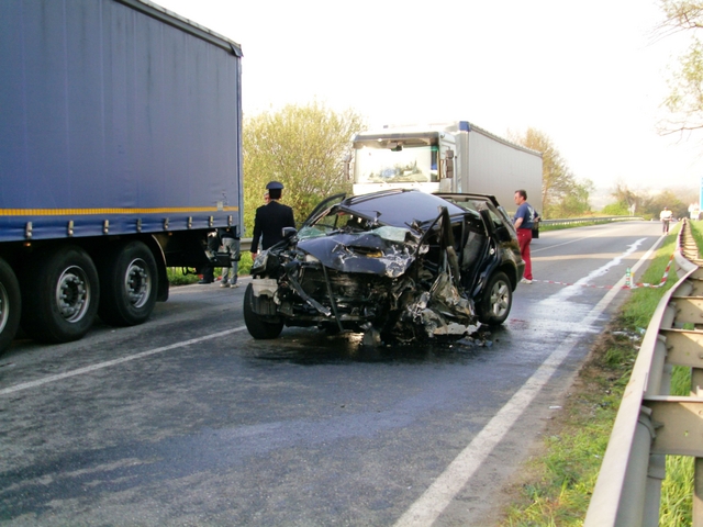 Giussano, con l’auto contro un tirMuore assicuratore di 73 anni