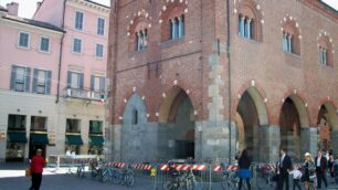 Monza, Arengario pericolanteIl Comune lo fa transennare