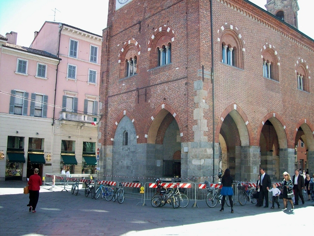 Monza, Arengario pericolanteIl Comune lo fa transennare