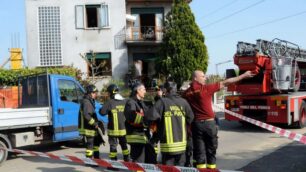 Automezzo trancia cavo elettricoEsplosione e blackout a Seveso