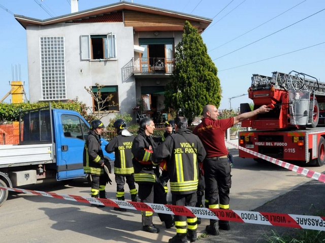 Automezzo trancia cavo elettricoEsplosione e blackout a Seveso