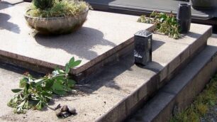 Seregno, razzia al cimiteroAsportati vasi e materiali