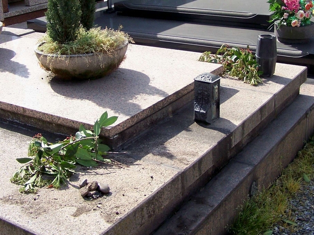 Seregno, razzia al cimiteroAsportati vasi e materiali