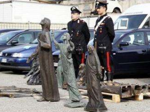 Monza, furgone con statue e crociBanda dei cimiteri ha ore contate?