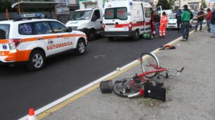 Monza, ciclista travolta da Smart”Caricata” sul cofano, è grave