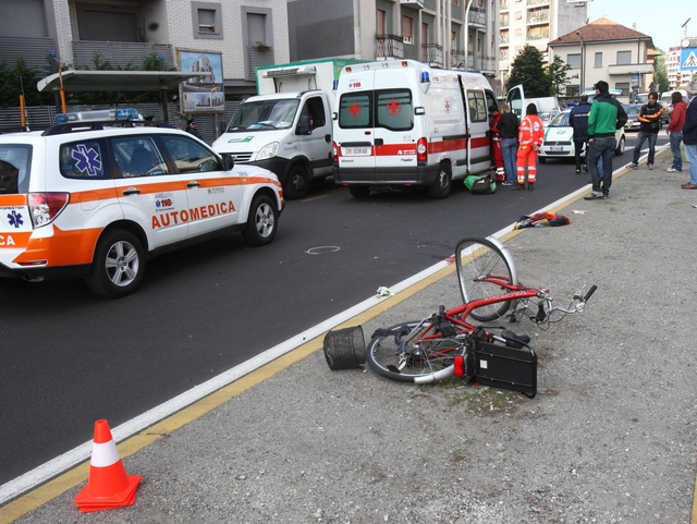 Monza, ciclista travolta da Smart”Caricata” sul cofano, è grave